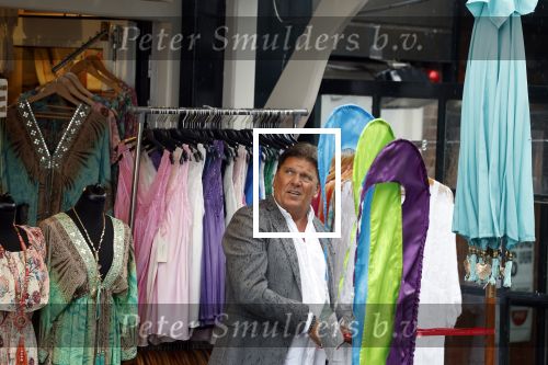 Volendam 21 juli 2022
Frank Masmeijer en zijn vriendin Anita Oostingh bij haar winkel Boetiek  de kans In Volendam .
