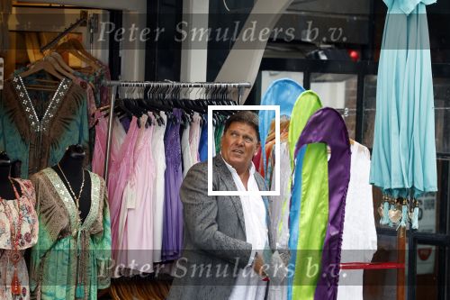 Volendam 21 juli 2022
Frank Masmeijer en zijn vriendin Anita Oostingh bij haar winkel Boetiek  de kans In Volendam .