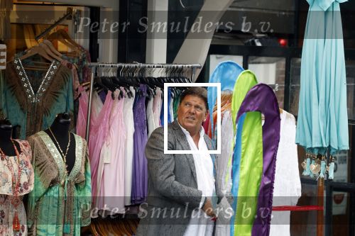 Volendam 21 juli 2022
Frank Masmeijer en zijn vriendin Anita Oostingh bij haar winkel Boetiek  de kans In Volendam .