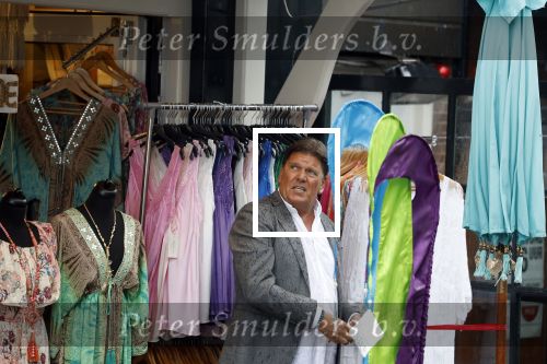 Volendam 21 juli 2022
Frank Masmeijer en zijn vriendin Anita Oostingh bij haar winkel Boetiek  de kans In Volendam .