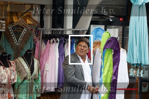 Volendam 21 juli 2022
Frank Masmeijer en zijn vriendin Anita Oostingh bij haar winkel Boetiek  de kans In Volendam .