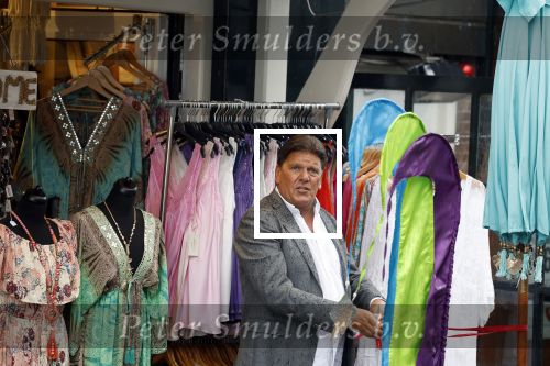 Volendam 21 juli 2022
Frank Masmeijer en zijn vriendin Anita Oostingh bij haar winkel Boetiek  de kans In Volendam .