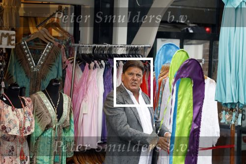 Volendam 21 juli 2022
Frank Masmeijer en zijn vriendin Anita Oostingh bij haar winkel Boetiek  de kans In Volendam .