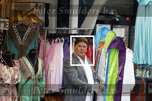 Volendam 21 juli 2022
Frank Masmeijer en zijn vriendin Anita Oostingh bij haar winkel Boetiek  de kans In Volendam .
