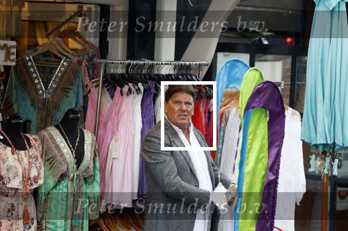 Volendam 21 juli 2022
Frank Masmeijer en zijn vriendin Anita Oostingh bij haar winkel Boetiek  de kans In Volendam .