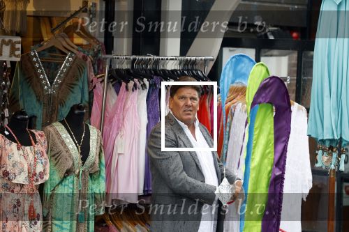 Volendam 21 juli 2022
Frank Masmeijer en zijn vriendin Anita Oostingh bij haar winkel Boetiek  de kans In Volendam .