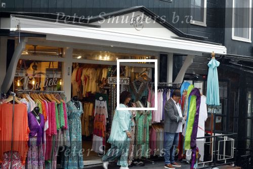 Volendam 21 juli 2022
Frank Masmeijer en zijn vriendin Anita Oostingh bij haar winkel Boetiek  de kans In Volendam .