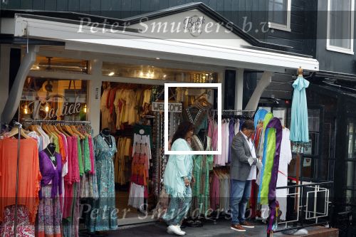 Volendam 21 juli 2022
Frank Masmeijer en zijn vriendin Anita Oostingh bij haar winkel Boetiek  de kans In Volendam .