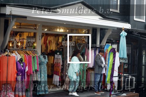 Volendam 21 juli 2022
Frank Masmeijer en zijn vriendin Anita Oostingh bij haar winkel Boetiek  de kans In Volendam .