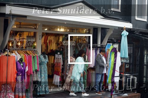 Volendam 21 juli 2022
Frank Masmeijer en zijn vriendin Anita Oostingh bij haar winkel Boetiek  de kans In Volendam .