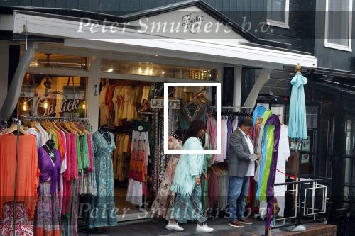 Volendam 21 juli 2022
Frank Masmeijer en zijn vriendin Anita Oostingh bij haar winkel Boetiek  de kans In Volendam .
