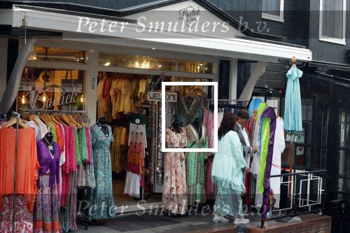 Volendam 21 juli 2022
Frank Masmeijer en zijn vriendin Anita Oostingh bij haar winkel Boetiek  de kans In Volendam .