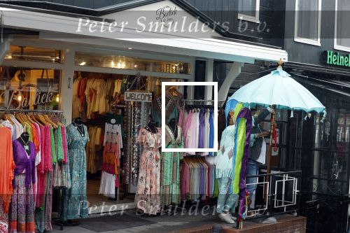 Volendam 21 juli 2022
Frank Masmeijer en zijn vriendin Anita Oostingh bij haar winkel Boetiek  de kans In Volendam .