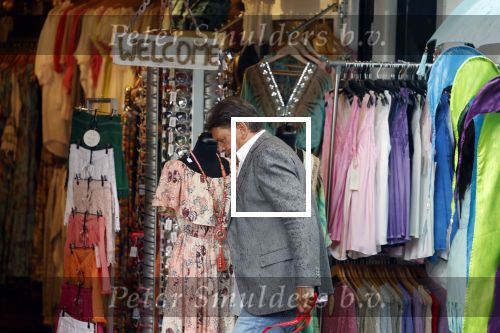 Volendam 21 juli 2022
Frank Masmeijer en zijn vriendin Anita Oostingh bij haar winkel Boetiek  de kans In Volendam .