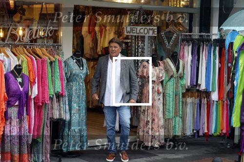 Volendam 21 juli 2022
Frank Masmeijer en zijn vriendin Anita Oostingh bij haar winkel Boetiek  de kans In Volendam .