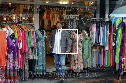 Volendam 21 juli 2022
Frank Masmeijer en zijn vriendin Anita Oostingh bij haar winkel Boetiek  de kans In Volendam .
