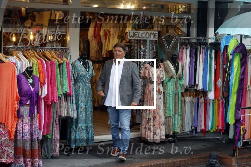 Volendam 21 juli 2022
Frank Masmeijer en zijn vriendin Anita Oostingh bij haar winkel Boetiek  de kans In Volendam .