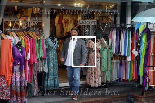 Volendam 21 juli 2022
Frank Masmeijer en zijn vriendin Anita Oostingh bij haar winkel Boetiek  de kans In Volendam .