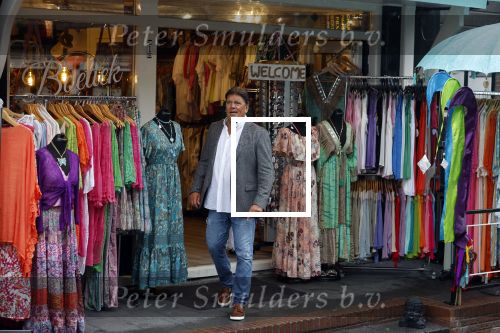 Volendam 21 juli 2022
Frank Masmeijer en zijn vriendin Anita Oostingh bij haar winkel Boetiek  de kans In Volendam .
