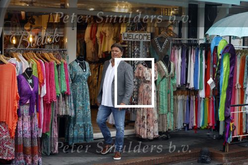 Volendam 21 juli 2022
Frank Masmeijer en zijn vriendin Anita Oostingh bij haar winkel Boetiek  de kans In Volendam .