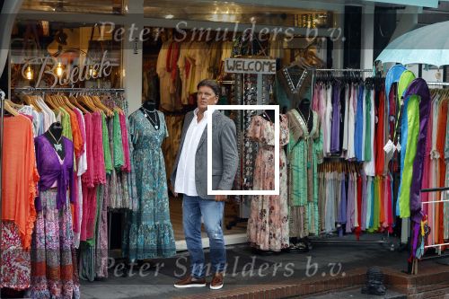 Volendam 21 juli 2022
Frank Masmeijer en zijn vriendin Anita Oostingh bij haar winkel Boetiek  de kans In Volendam .