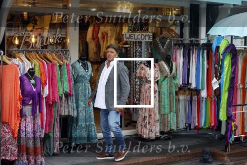 Volendam 21 juli 2022
Frank Masmeijer en zijn vriendin Anita Oostingh bij haar winkel Boetiek  de kans In Volendam .