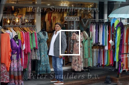 Volendam 21 juli 2022
Frank Masmeijer en zijn vriendin Anita Oostingh bij haar winkel Boetiek  de kans In Volendam .