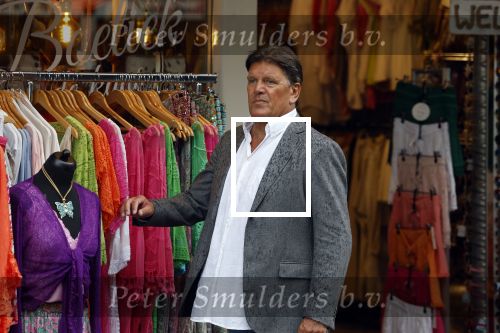 Volendam 21 juli 2022
Frank Masmeijer en zijn vriendin Anita Oostingh bij haar winkel Boetiek  de kans In Volendam .
