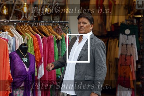 Volendam 21 juli 2022
Frank Masmeijer en zijn vriendin Anita Oostingh bij haar winkel Boetiek  de kans In Volendam .
