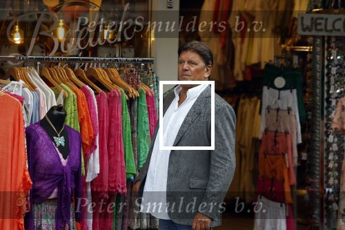 Volendam 21 juli 2022
Frank Masmeijer en zijn vriendin Anita Oostingh bij haar winkel Boetiek  de kans In Volendam .