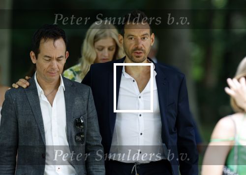 Oegstgeest 30 juli 2022
Trouwen Maxime Meiland en Leroy Molkenboer op kasteel Oud Poelgeest . Aanwezig natuurlijk Martien Meiland Erica Meiland Montana Meiland en haar partner Dirk Hoogstraten. Ook hun dochters Claire en Vive waren aanwezig.