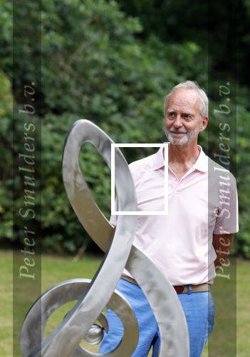 Diepenheim 31 juli 2022
Wibi Soerjadi krijgt na een tuinconcert in de tuin van zij n huis een koninklijke onderscheiding . Zijn nieuwe vriendin Myrthe is aanwezig . Henk Kamp