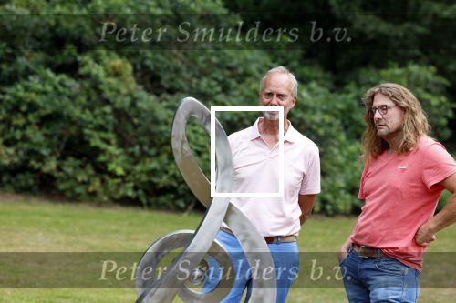 Diepenheim 31 juli 2022
Wibi Soerjadi krijgt na een tuinconcert in de tuin van zij n huis een koninklijke onderscheiding . Zijn nieuwe vriendin Myrthe is aanwezig . Henk Kamp