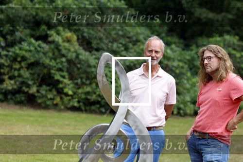 Diepenheim 31 juli 2022
Wibi Soerjadi krijgt na een tuinconcert in de tuin van zij n huis een koninklijke onderscheiding . Zijn nieuwe vriendin Myrthe is aanwezig . Henk Kamp