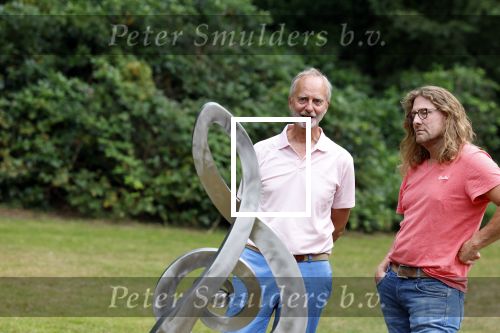 Diepenheim 31 juli 2022
Wibi Soerjadi krijgt na een tuinconcert in de tuin van zij n huis een koninklijke onderscheiding . Zijn nieuwe vriendin Myrthe is aanwezig . Henk Kamp