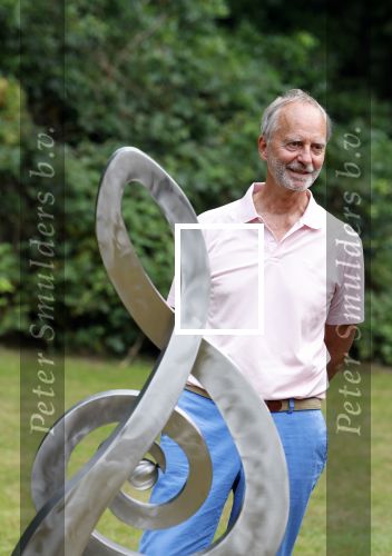 Diepenheim 31 juli 2022
Wibi Soerjadi krijgt na een tuinconcert in de tuin van zij n huis een koninklijke onderscheiding . Zijn nieuwe vriendin Myrthe is aanwezig . Henk Kamp