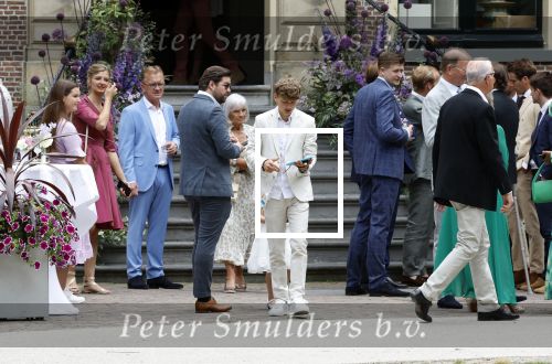 Oegstgeest 30 juli 2022
Trouwen Maxime Meiland en Leroy Molkenboer op kasteel Oud Poelgeest . Aanwezig natuurlijk Martien Meiland Erica Meiland Montana Meiland en haar partner Dirk Hoogstraten. Ook hun dochters Claire en Vive waren aanwezig. Broer Martien Meiland