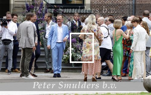 Oegstgeest 30 juli 2022
Trouwen Maxime Meiland en Leroy Molkenboer op kasteel Oud Poelgeest . Aanwezig natuurlijk Martien Meiland Erica Meiland Montana Meiland en haar partner Dirk Hoogstraten. Ook hun dochters Claire en Vive waren aanwezig. Broer Martien Meiland