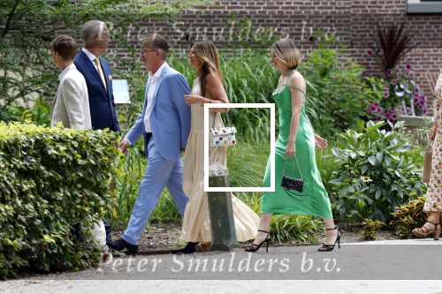 Oegstgeest 30 juli 2022
Trouwen Maxime Meiland en Leroy Molkenboer op kasteel Oud Poelgeest . Aanwezig natuurlijk Martien Meiland Erica Meiland Montana Meiland en haar partner Dirk Hoogstraten. Ook hun dochters Claire en Vive waren aanwezig. Broer Martien Meiland