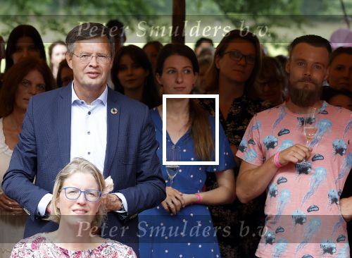 Diepenheim 31 juli 2022
Wibi Soerjadi krijgt na een tuinconcert in de tuin van zij n huis een koninklijke onderscheiding . Zijn nieuwe vriendin Myrthe is aanwezig . Jan peter Balkenende en henk kamp