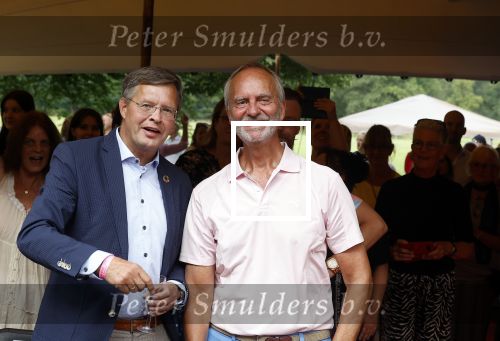 Diepenheim 31 juli 2022
Wibi Soerjadi krijgt na een tuinconcert in de tuin van zij n huis een koninklijke onderscheiding . Zijn nieuwe vriendin Myrthe is aanwezig . Jan peter Balkenende en henk kamp