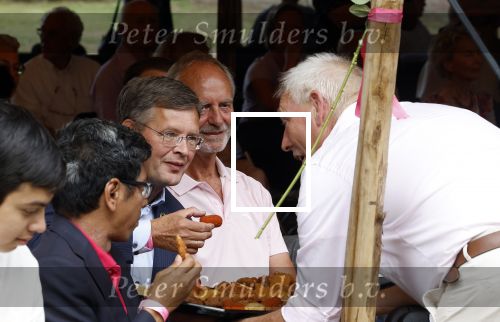 Diepenheim 31 juli 2022
Wibi Soerjadi krijgt na een tuinconcert in de tuin van zij n huis een koninklijke onderscheiding . Zijn nieuwe vriendin Myrthe is aanwezig . Jan peter Balkenende en henk kamp