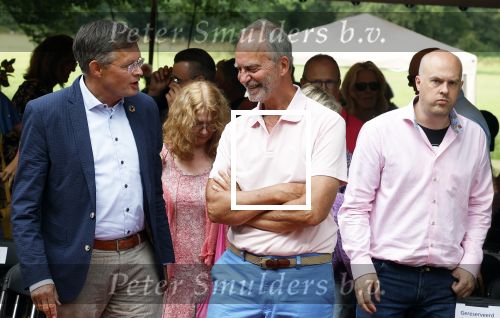 Diepenheim 31 juli 2022
Wibi Soerjadi krijgt na een tuinconcert in de tuin van zij n huis een koninklijke onderscheiding . Zijn nieuwe vriendin Myrthe is aanwezig . Jan peter Balkenende en henk kamp