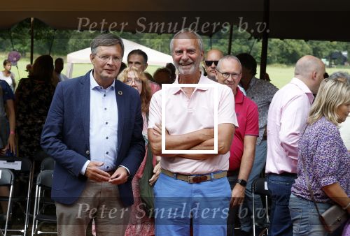 Diepenheim 31 juli 2022
Wibi Soerjadi krijgt na een tuinconcert in de tuin van zij n huis een koninklijke onderscheiding . Zijn nieuwe vriendin Myrthe is aanwezig . Jan peter Balkenende en henk kamp