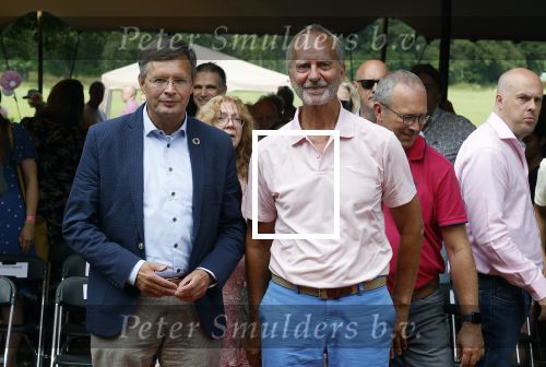Diepenheim 31 juli 2022
Wibi Soerjadi krijgt na een tuinconcert in de tuin van zij n huis een koninklijke onderscheiding . Zijn nieuwe vriendin Myrthe is aanwezig . Jan peter Balkenende en henk kamp