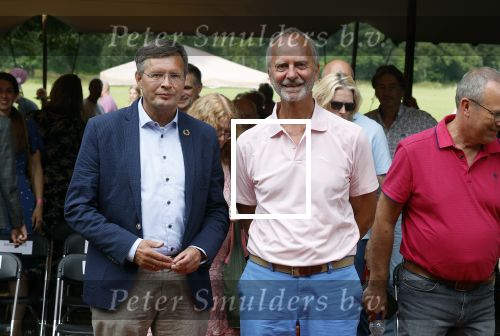 Diepenheim 31 juli 2022
Wibi Soerjadi krijgt na een tuinconcert in de tuin van zij n huis een koninklijke onderscheiding . Zijn nieuwe vriendin Myrthe is aanwezig . Jan peter Balkenende en henk kamp