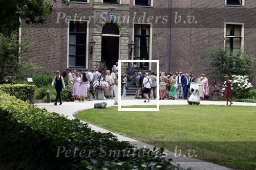 Oegstgeest 30 juli 2022
Trouwen Maxime Meiland en Leroy Molkenboer op kasteel Oud Poelgeest . Aanwezig natuurlijk Martien Meiland Erica Meiland Montana Meiland en haar partner Dirk Hoogstraten. Ook hun dochters Claire en Vive waren aanwezig.
