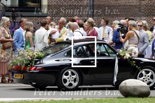 Oegstgeest 30 juli 2022
Trouwen Maxime Meiland en Leroy Molkenboer op kasteel Oud Poelgeest . Aanwezig natuurlijk Martien Meiland Erica Meiland Montana Meiland en haar partner Dirk Hoogstraten. Ook hun dochters Claire en Vive waren aanwezig.