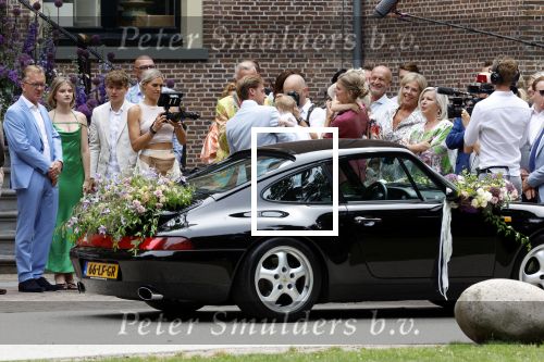 Oegstgeest 30 juli 2022
Trouwen Maxime Meiland en Leroy Molkenboer op kasteel Oud Poelgeest . Aanwezig natuurlijk Martien Meiland Erica Meiland Montana Meiland en haar partner Dirk Hoogstraten. Ook hun dochters Claire en Vive waren aanwezig.