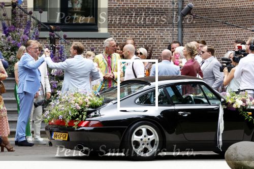 Oegstgeest 30 juli 2022
Trouwen Maxime Meiland en Leroy Molkenboer op kasteel Oud Poelgeest . Aanwezig natuurlijk Martien Meiland Erica Meiland Montana Meiland en haar partner Dirk Hoogstraten. Ook hun dochters Claire en Vive waren aanwezig.